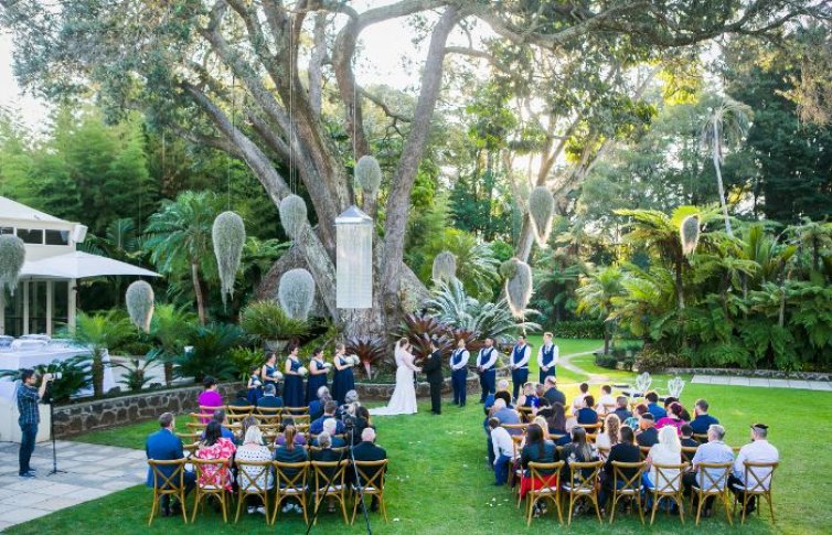 Nowożeńcy w ogrodzie przy restauracji biorą ślub